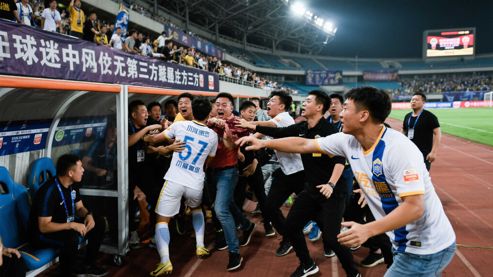 广厦球迷打人事件：身份揭秘，球员通道进入疑点重重，翟晓川识破场外伎俩